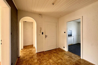 Flur mit Blick zu Küche und Wohnungstür