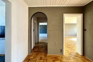 Flur mit Blick zum Wohnzimmer und Schlafzimmer