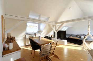 Altbaucharme trifft Dachgeschossflair | 4 Zimmerwohnung mit Balkon am Aegi!