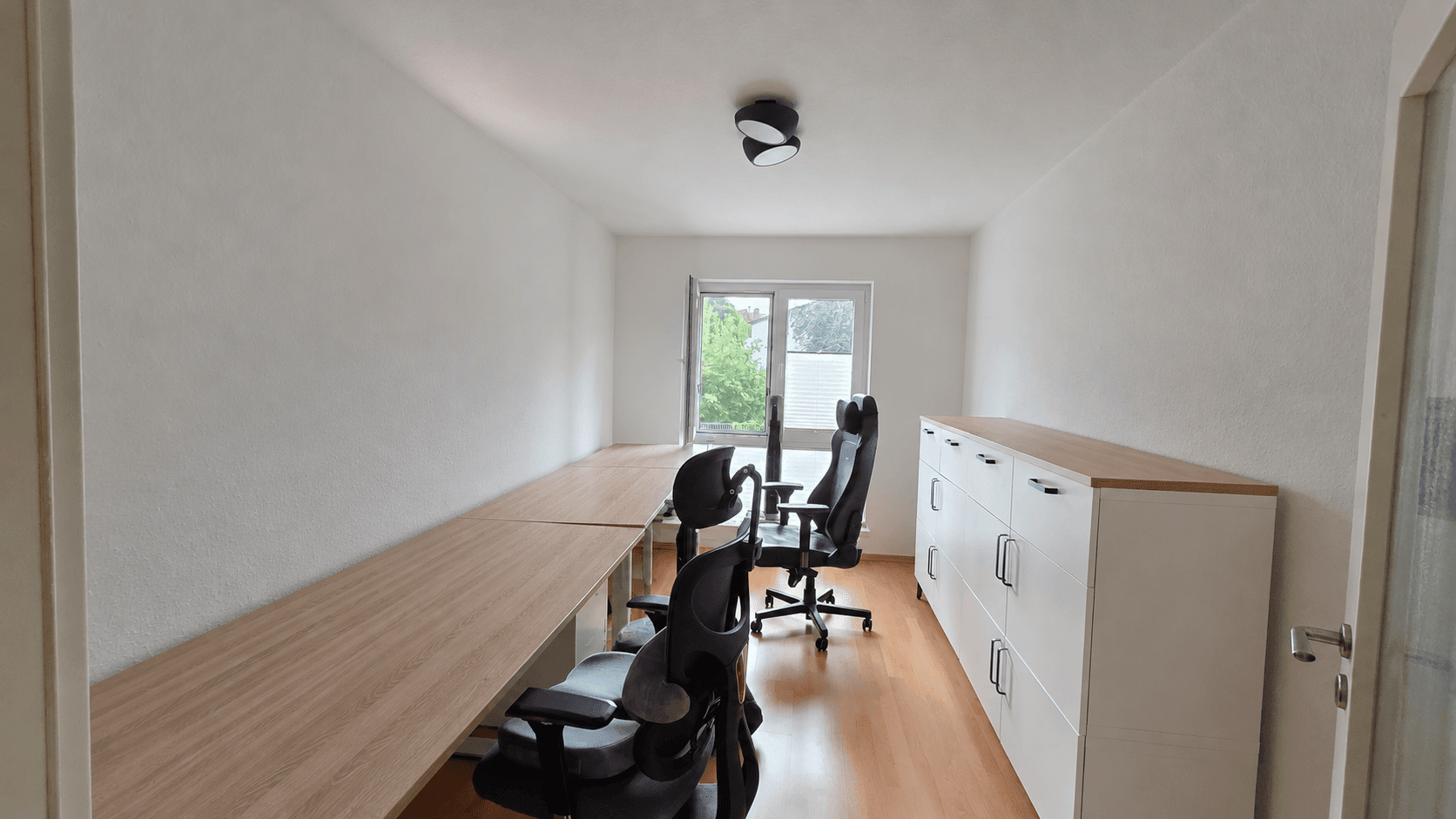 Attraktive 4-Zimmer-Wohnung vis-á-vis des Kanal in Misburg! - Foto 1