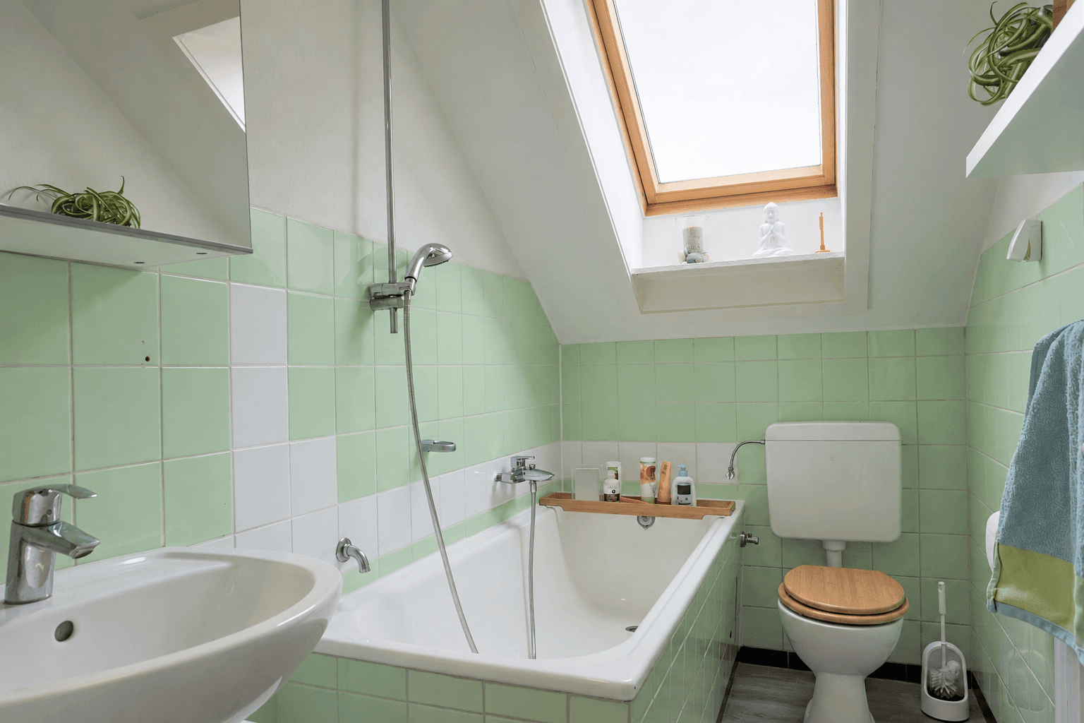 Charmante 3-Zimmer-Dachgeschoss-Wohnung in ruhiger Lage von Stöcken! - Foto 2