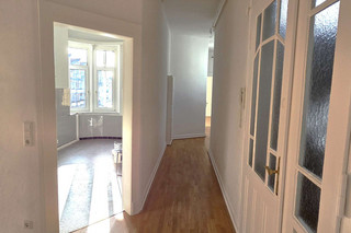 Flur mit Blick in die Küche