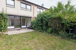 Garten mit Terrasse - (KI generiert)
