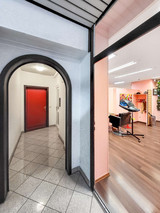 Hausflur mit Zugang zum Laden zum Sozialbereich