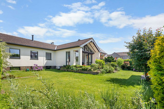 Hausansicht und Garten