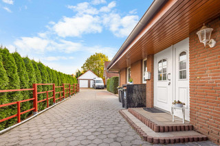 Hauseingang und Einfahrt