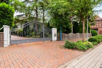 Exklusives Einfamilienhaus mit viel Platz, Schwimmbad und Sauna in Seelze OT Lathwehren