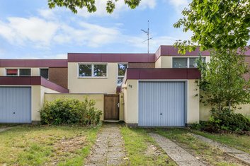 Feldrandlage in Empelde: Reihenmittelhaus mit Garten und Balkon