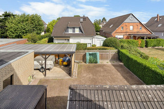 Carport und hinterer Gartenbereich