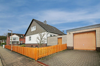 Außenansicht / Garageneinfahrt