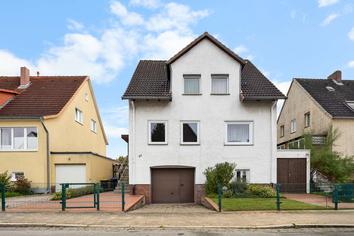 Hannover-Burg, auffrischungsbedürftig: freistehendes Einfamilienhaus mit zwei Garagen