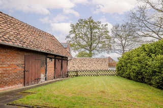 Alte Stallung und Teil des Gartens