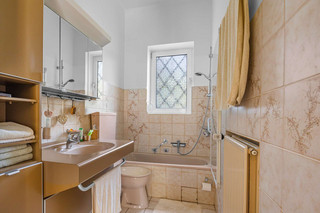 Badezimmer (EG)