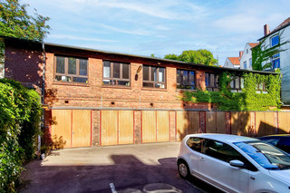 Hofgebäude mit Garagen