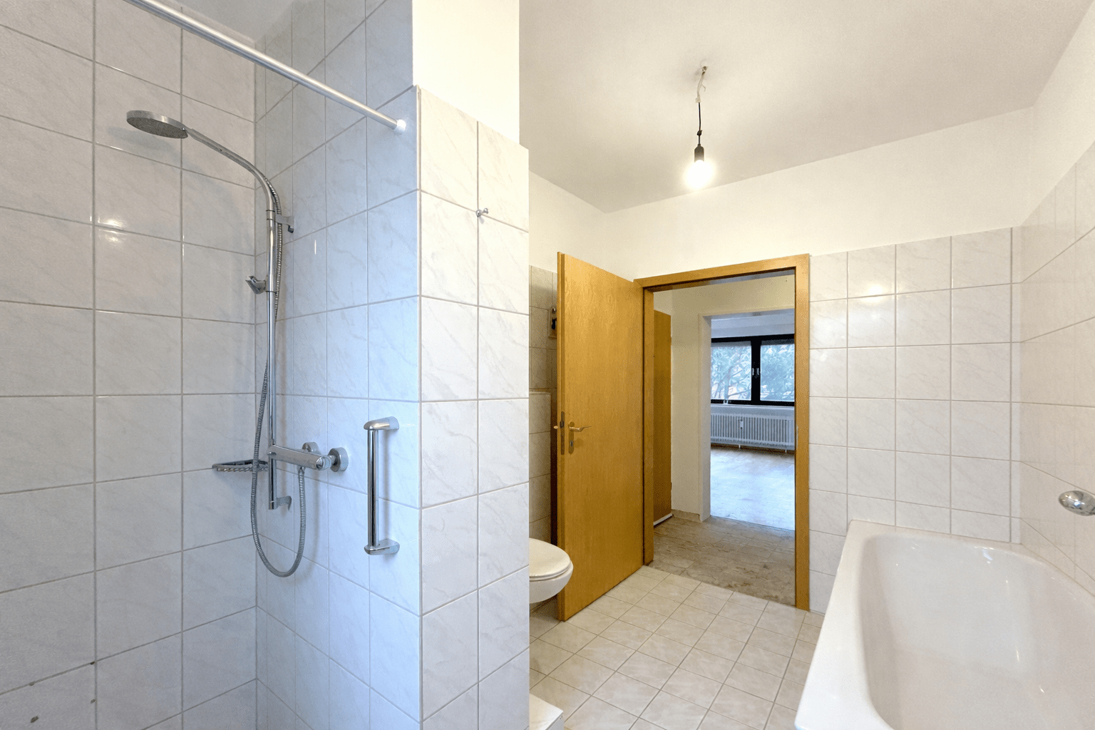 Renoviert! Großzügige 5 Zimmerwohnung | Garten mit Terrasse und neue Einbauküche - Photo 4