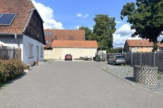 Hof + Außenstellplätze