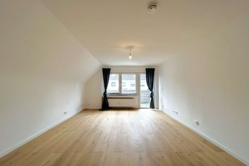 Sanierte, hochwertige 4 Zimmerwohnung mit Balkon und Garten
