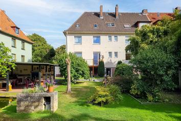 Stadtteil Burg: Mehrfamilienhaus mit großem Garten