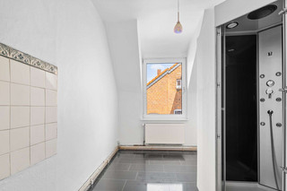 Küche mit Dusche Wohnung 1