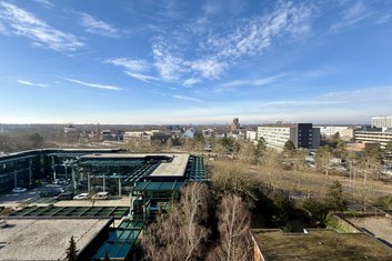 Über den Dächern Hannovers – 8. OG | MHH-Nähe | Westbalkon | Pool, Sauna &amp; TG-Stellplatz