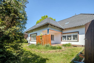 Hausansicht und Terrasse (rechte Wohnung)