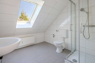 Badezimmer (rechte Wohnung)