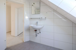 Badezimmer (rechte Wohnung)
