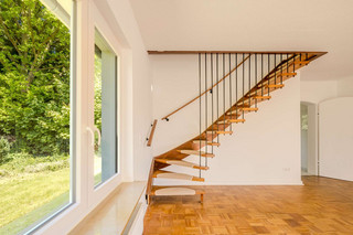 Treppenaufgang (rechte Wohnung)